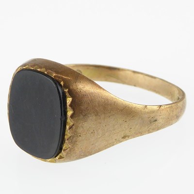 Lot 1137 - A gentlemen's 9ct rose gold signet ring with...