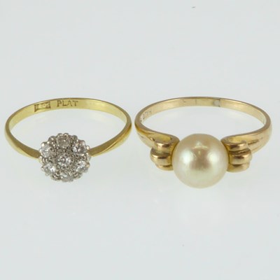 Lot 1084 - An 18ct gold diamond cluster ring set with...
