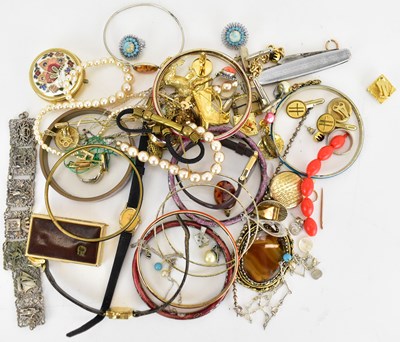 Lot 1323 - Various items of mixed costume jewellery to...