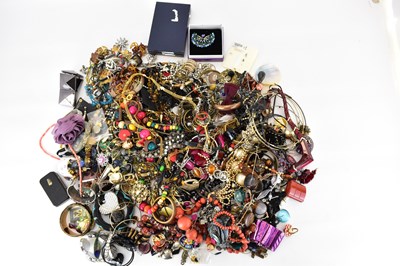 Lot 1361 - Mixed costume jewellery to include 9ct gold...