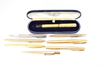 Lot 224 - Various vintage pens, mostly Parker gold...