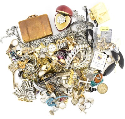 Lot 1353 - Various items of costume jewellery to include...