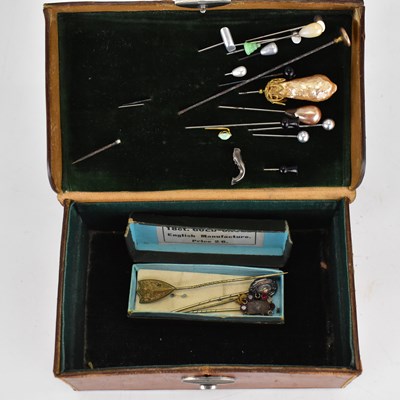 Lot 1289 - Various vintage and antique hat pins and lapel...