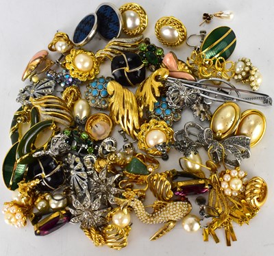 Lot 1283 - A quantity of various vintage and modern...