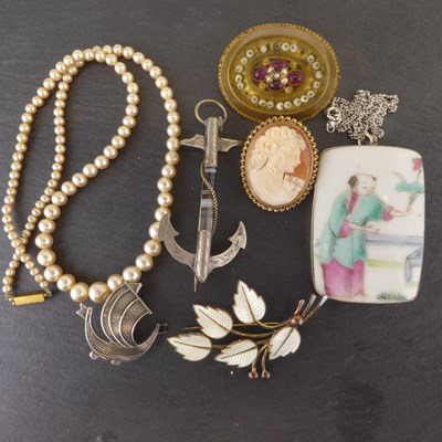Lot 1315 - Various items of jewellery to include a Jemax...