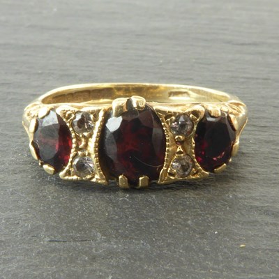 Lot 1127 - A 9ct gold dress ring with three graduated...