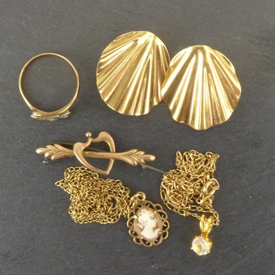 Lot 1305 - Various items of 9ct gold jewellery, to...