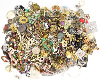 Lot 1340 - Various modern and vintage items of costume...