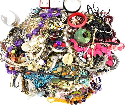 Lot 1342 - A large quantity of mixed modern and vintage...