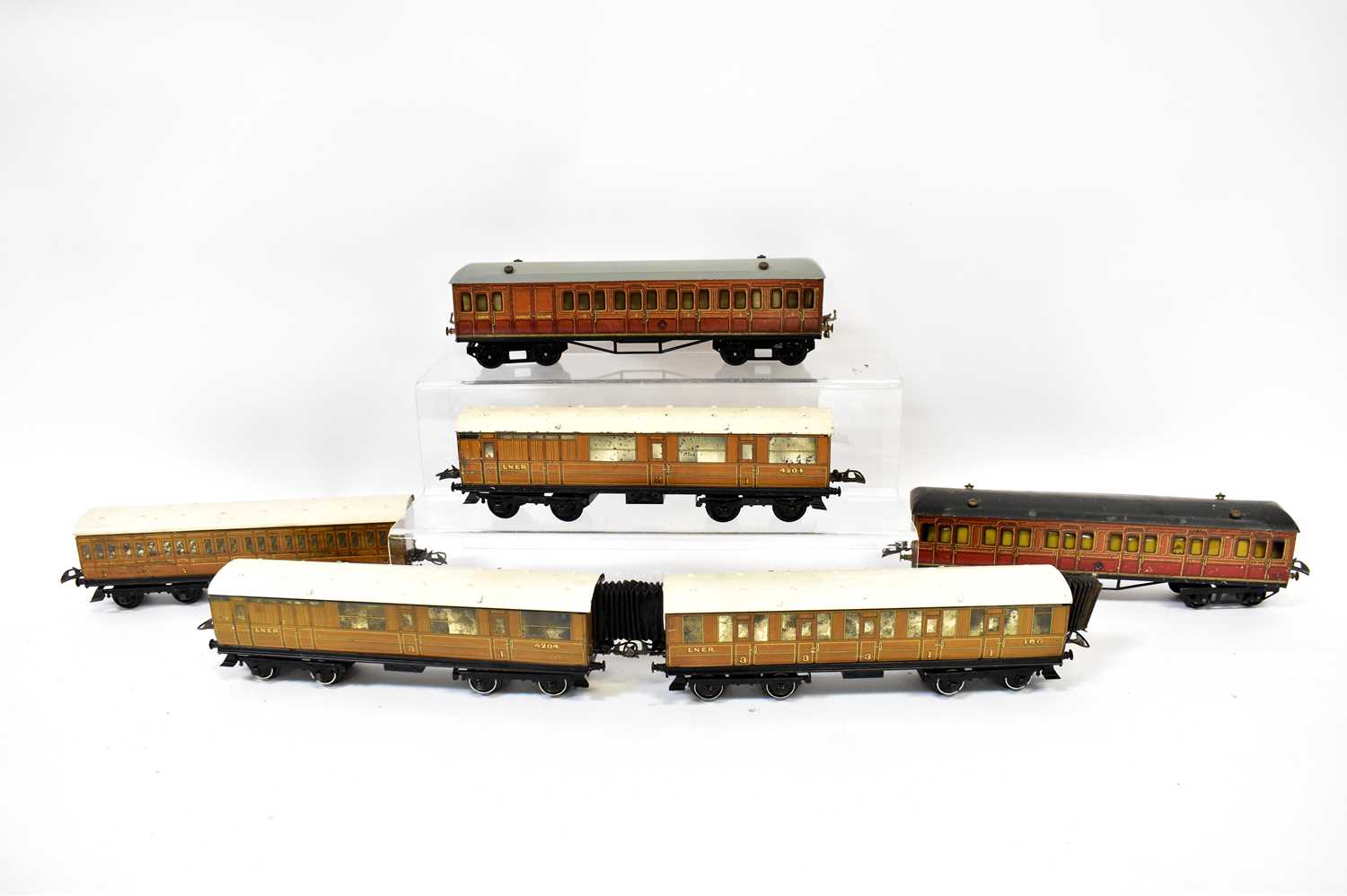 Lot 399 - HORNBY; six O gauge carriages comprising, LNER...