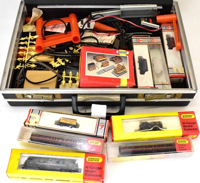 Lot 421 - Various N gauge model railway wagons, coaches,...
