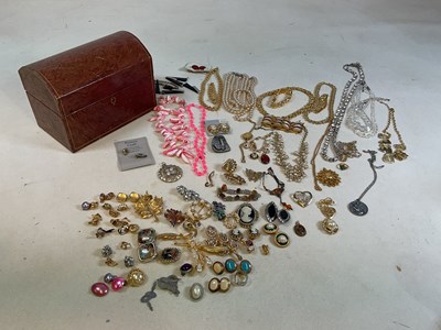 Lot 352 - A collection of costume jewellery including...