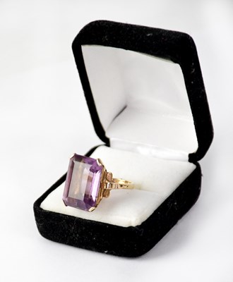 Lot 1075 - A 9ct yellow gold dress ring set with large...