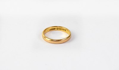 Lot 1050 - A 22ct yellow gold wedding band, size I,...