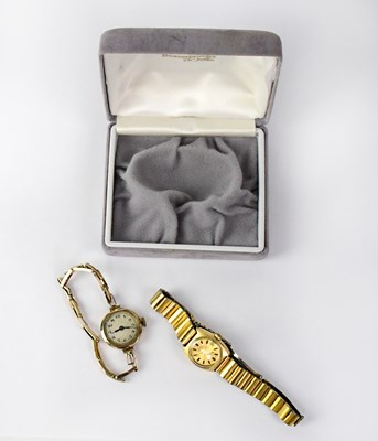 Lot 1426 - A 9ct yellow gold ladies' wristwatch, the...