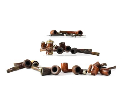 Lot 139 - A collection of vintage pipes, and accessories.