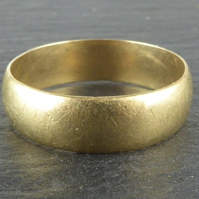 Lot 1123 - A 9ct gold band ring, size P, approx. 3g.