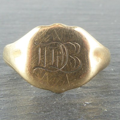 Lot 1128 - A 9ct gold gentlemen's vintage signet ring,...