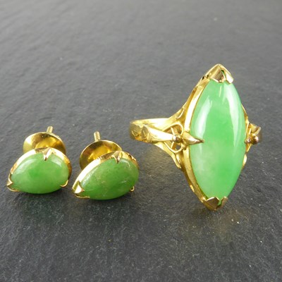 Lot 1292 - A Chinese bright gold ring with marquise claw...