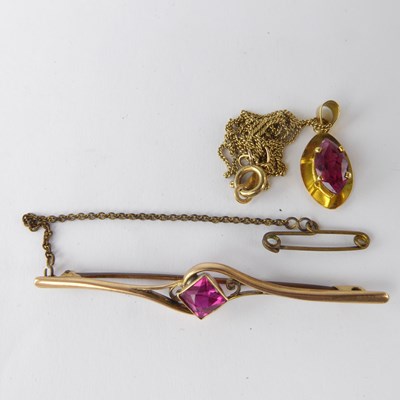 Lot 1300 - A 9ct gold necklace with marquise cut shaped...