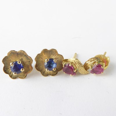 Lot 1277 - Two pairs of 9ct gold floral stud earrings,...