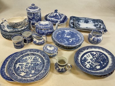 Lot 264 - A collection of blue and white china to...