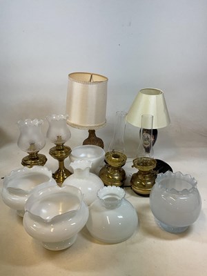 Lot 468 - A collection of lighting to include table...