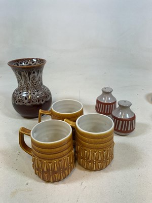 Lot 266 - A collection of ceramics including a fat lava...