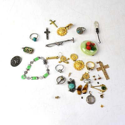 Lot 1324 - A quantity of jewellery to include a sterling...