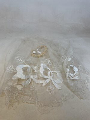 Lot 92 - A vintage embroidered amd appliquéd veil and...