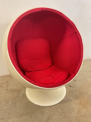 Lot 471 - Eero Aarnio fibreglass ball chair