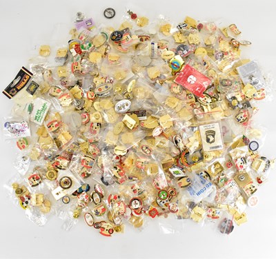 Lot 737 - Approximately 500 football related metal pins,...