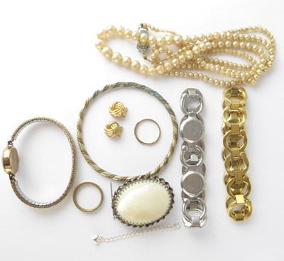 Lot 1358 - Various items of costume jewellery to include...