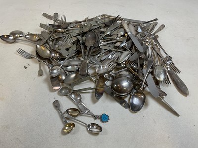 Lot 421 - A quantity of plated cutlery and flatware,...