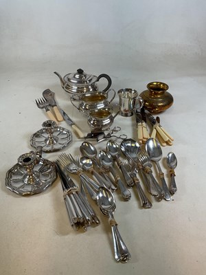 Lot 422 - A collection of silver plated items and...