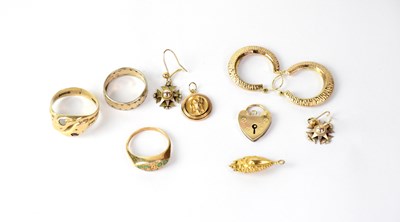 Lot 1304 - A collection of 9ct gold items to include a...