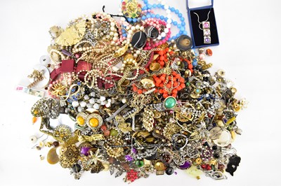 Lot 1332 - Mixed modern and vintage costume jewellery to...