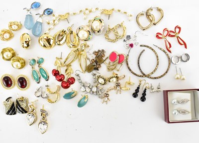 Lot 1333 - A quantity of mixed earrings.