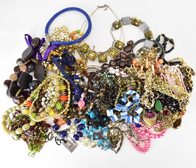 Lot 1335 - Various items of mixed and vintage necklaces.