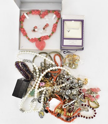 Lot 1326 - Various items of mixed costume jewellery.