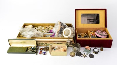 Lot 1329 - A small quantity of costume jewellery to...