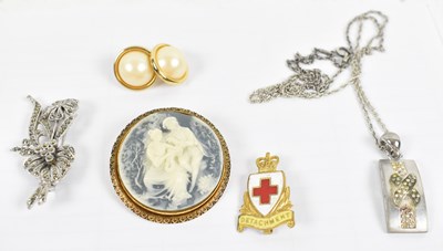 Lot 663 - A small quantity of costume jewellery...