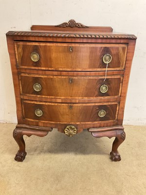 Lot 477 - A small bowfront chest of three drawers on...