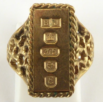 Lot 903 - A 9ct gold ring with a 9ct gold ingot set to...