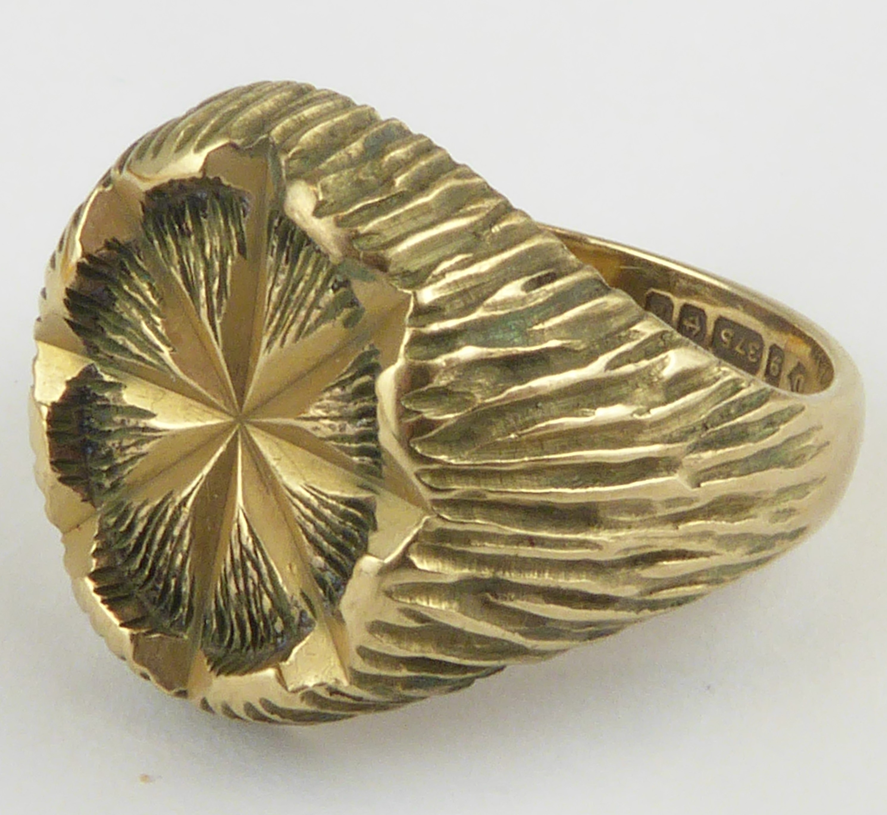 Lot 889 - A gentlemen's 9ct gold signet ring with star