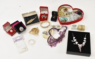 Lot 658 - A quantity of costume jewellery including...