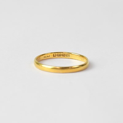 Lot 862 - A 22ct yellow gold wedding band, size R,...