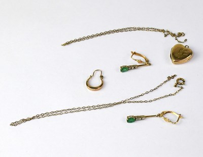 Lot 1214 - A small quantity of gold items to include a...
