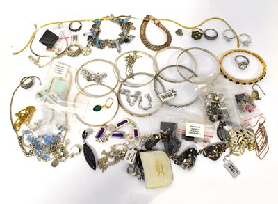 Lot 1256 - A quantity of silver, white and yellow metal...