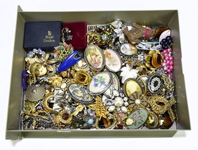 Lot 368 - A collection of 20th century costume jewellery,...